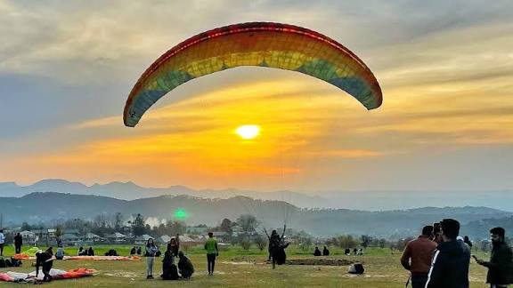 Kangra district — Paragliding Capital — Dharamshala, Tea & Dhauladhar