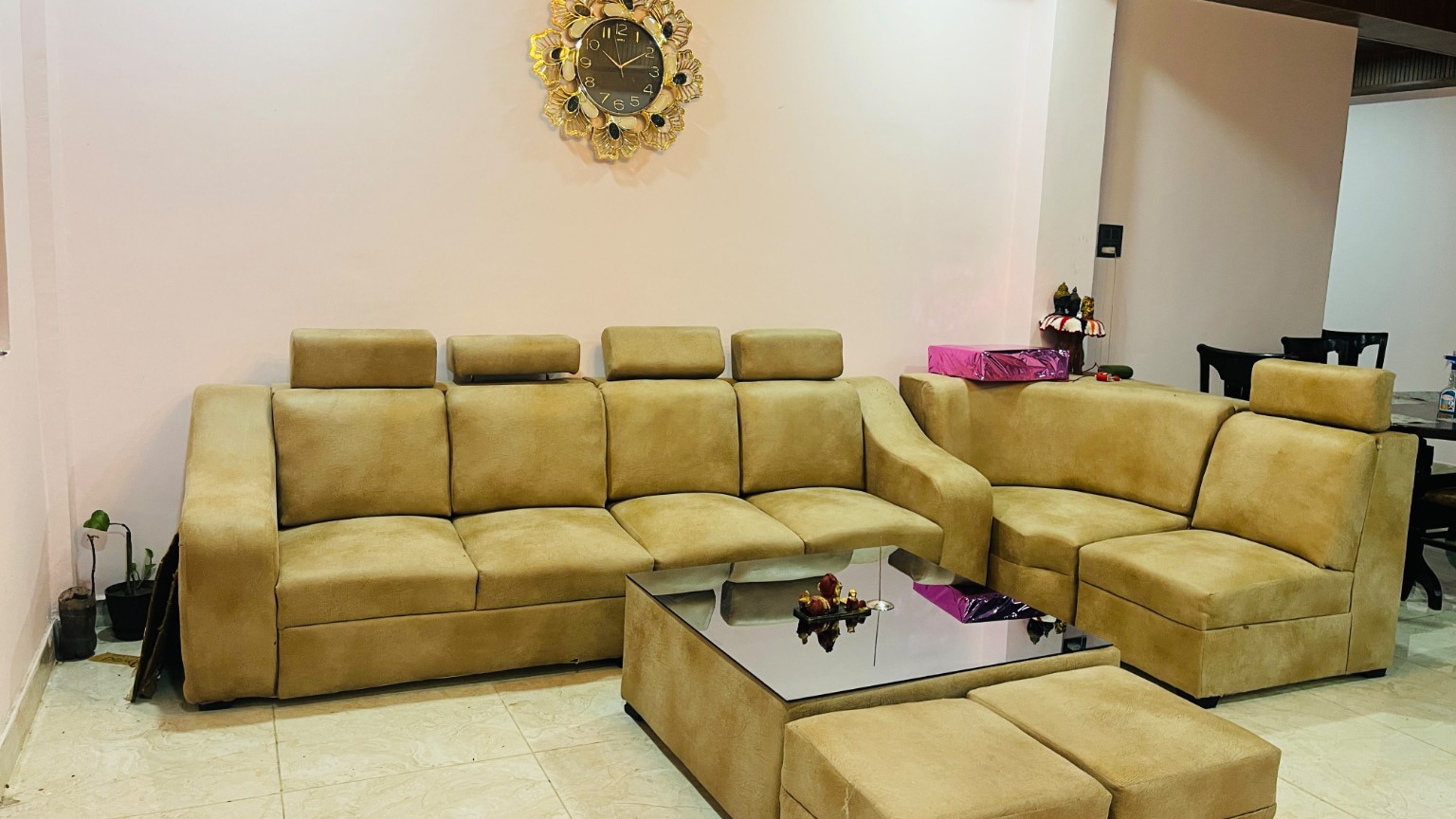 Spacious living room at Sukoon Homestay in Kalpa